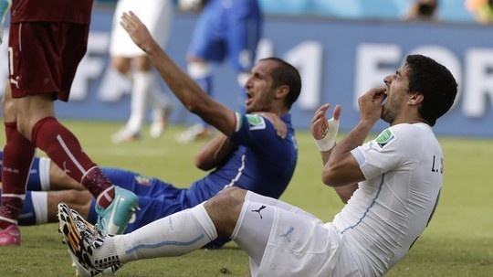Suarez-Chiellini-Italy-Uruguay