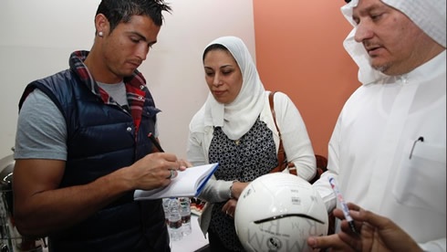 cristiano-ronaldo-413-dubai-signing-autographs-on-soccer-balls-to-fans