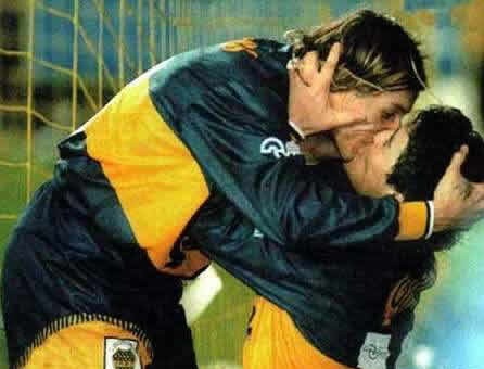 gay-kissing-8