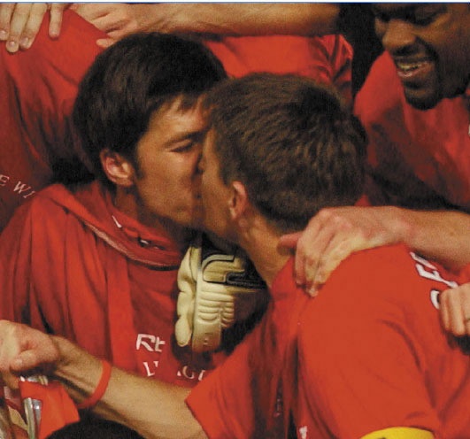 gay-kissing-9