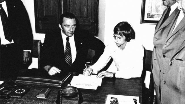 johan cruyff signs for fc barcelona