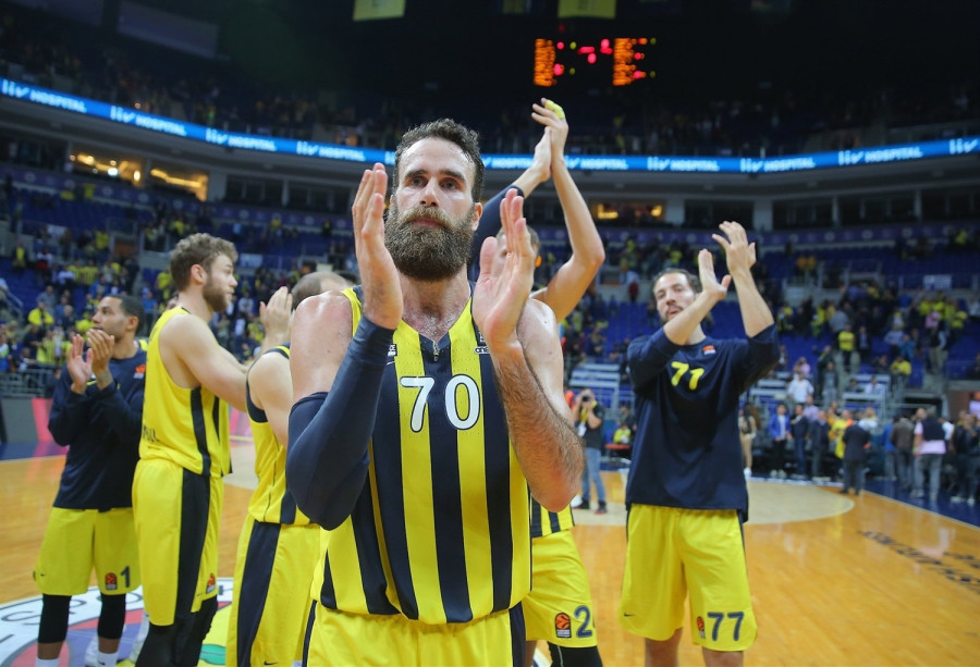 luigi datome celebrates fenerbahce istanbul eb18