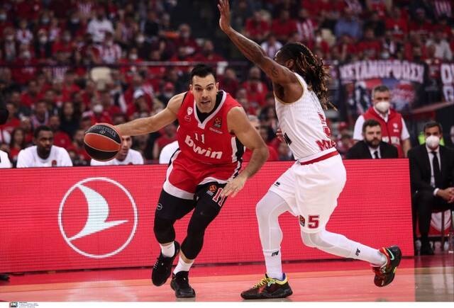 sloukas lee