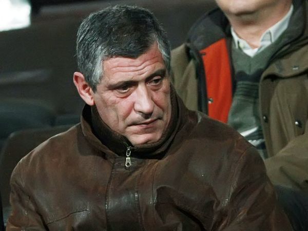 Κάθεται σε αναμμένα κάρβουνα 