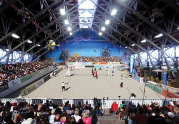 Μπιτς σε κλειστό γήπεδο