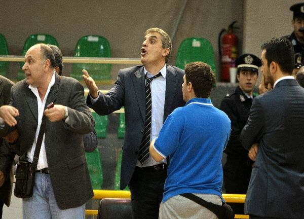 Ετομάζει ανακοίνωση