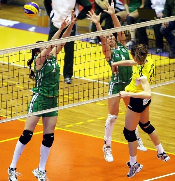  Ρίχνει τους τόνους