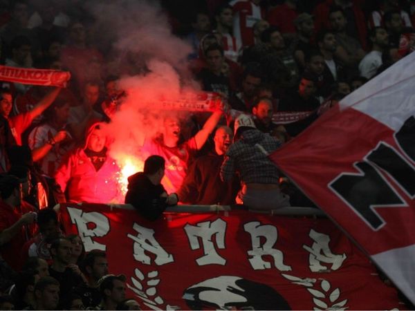 Γέμισαν από νωρίς το γήπεδο