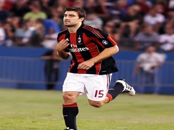 Μένει Μιλάνο 