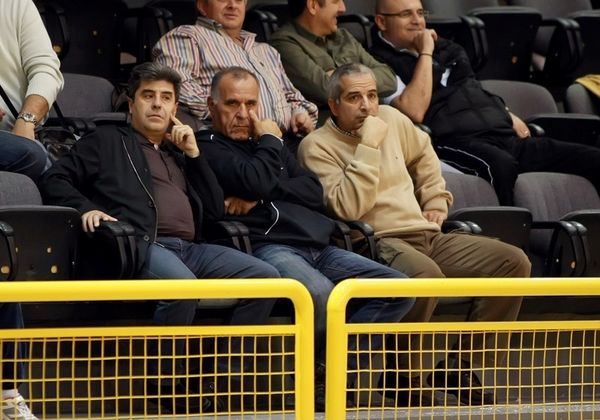 Κάλεσμα στον κόσμο από Κωνσταντίνου
