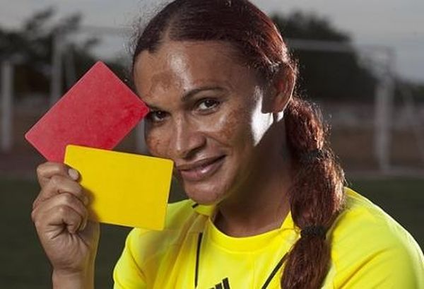 Τη μέρα διαιτητής, τη νύχτα τραβεστί