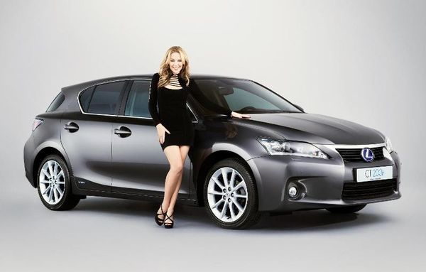 Η Κάιλι Μινόγκ είναι το νέο πρόσωπο της Lexus