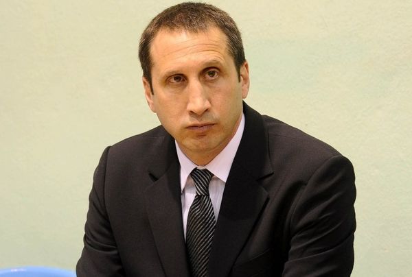 Αν θέλει μένει ο Μπλατ