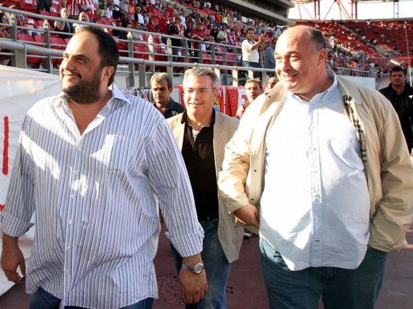 Γιούχα στα μπουζούκια