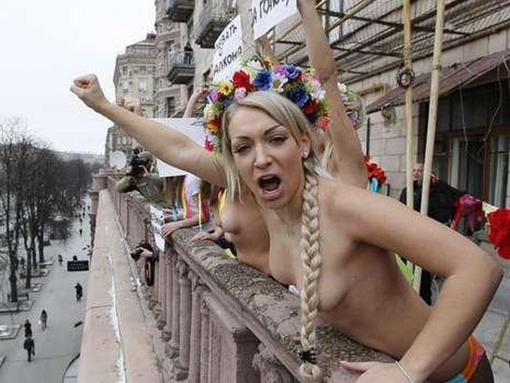 Γυμνή διαμαρτυρία για το Euro 2012 