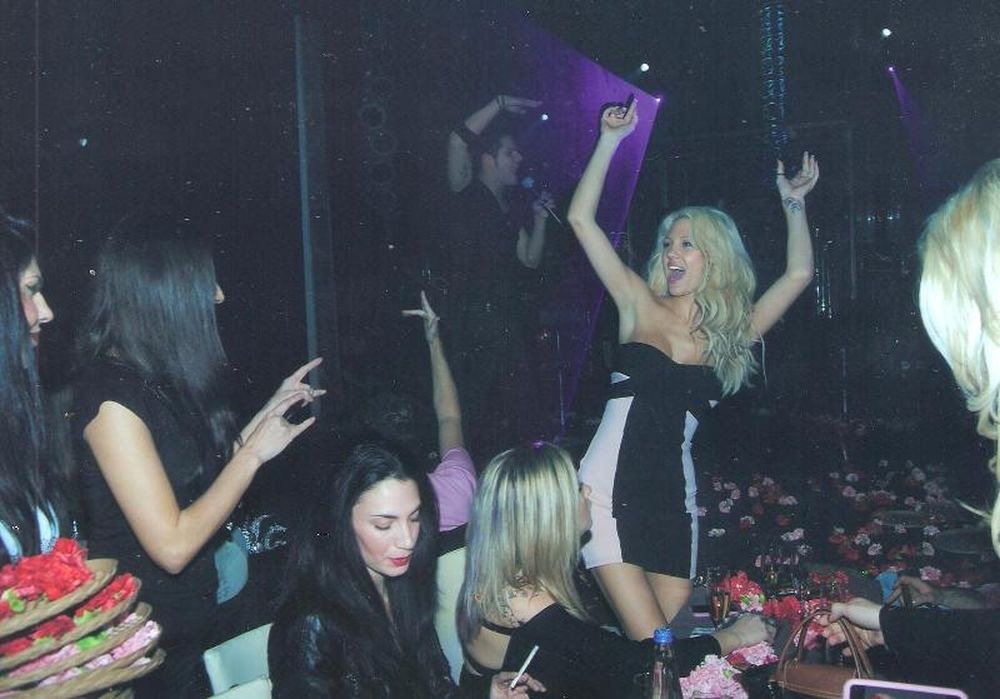 Μολότοφ αντί για… γαρύφαλλα!