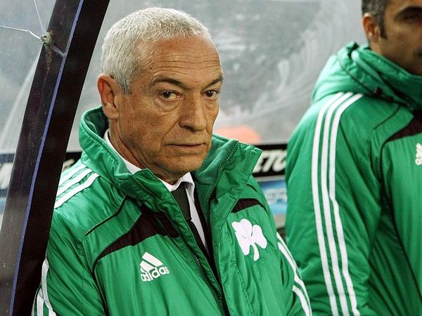 Μένει και χτίζει από την αρχή