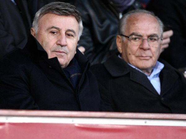 Ανοίγει τα χαρτιά του