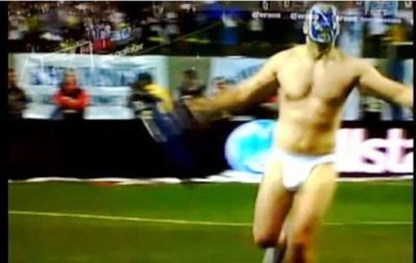 Ο… τρελός μασκοφόρος (video)