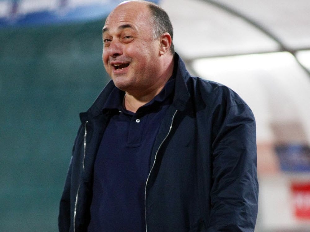 Πέταξαν κότες στον Μπέο!