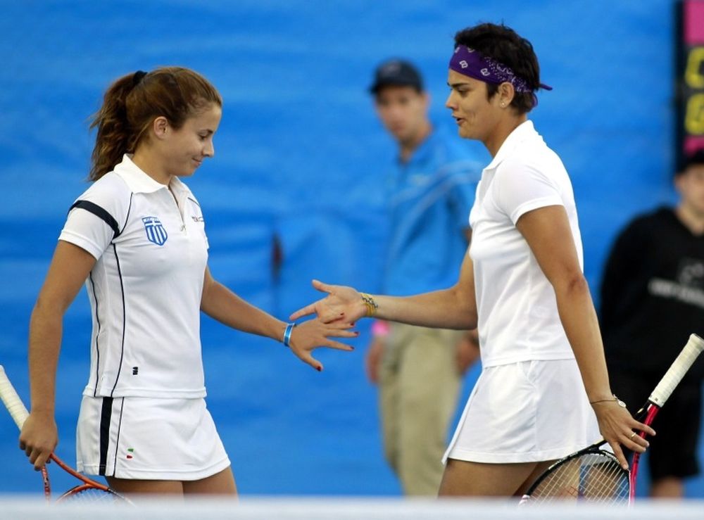 Δέκα θέσεις κάτω η Λένα