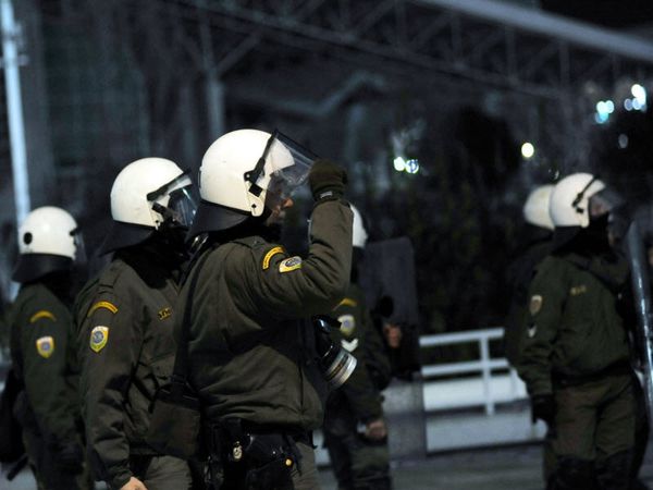 Τρεις προσαγωγές Άγγλων