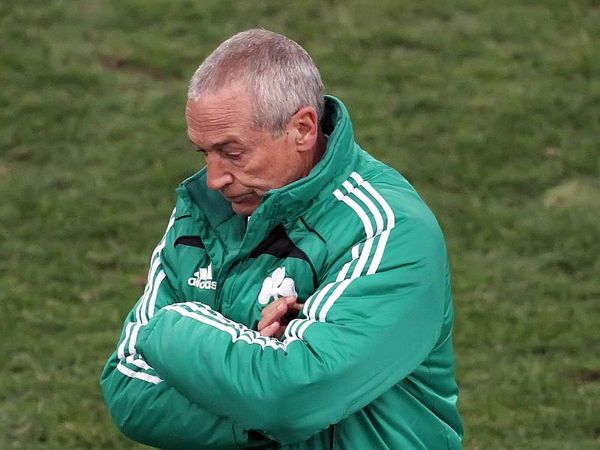 Αγωνία για δεξιά