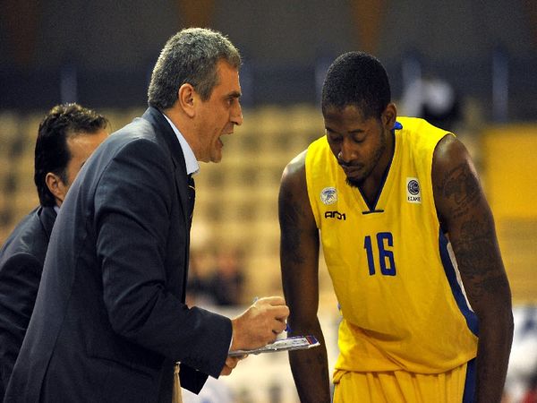 Στην έξοδο δύο…