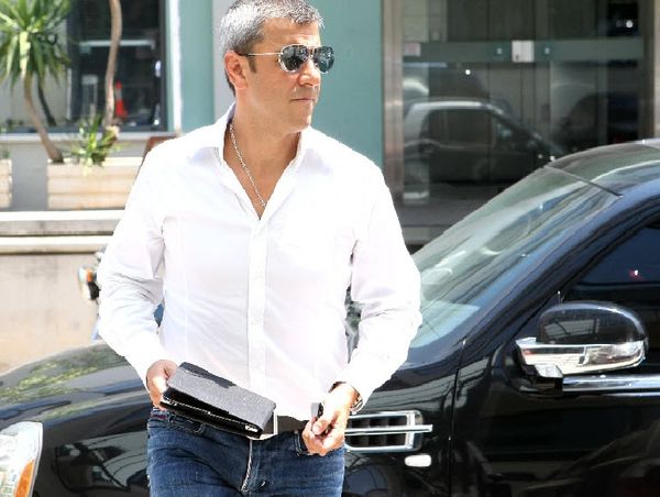 Κρατάει κλειστά χαρτιά