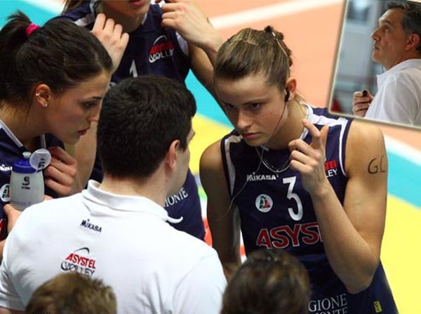 Με ακουστικό στον πάγκο