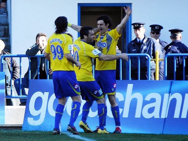 Εκτός οι Ρότσα, Τζόνσον