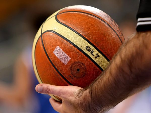 Ήττες για τους πρώτους