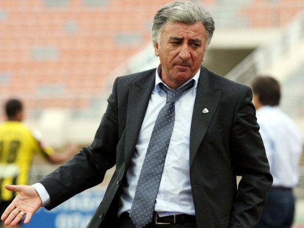 Κουνάνε μαντήλι στον Βούκοτιτς