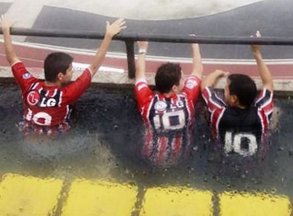 Κολύμπι στο ντέρμπι (video)