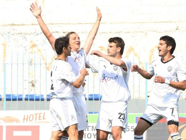 Κοιτάει μπροστά