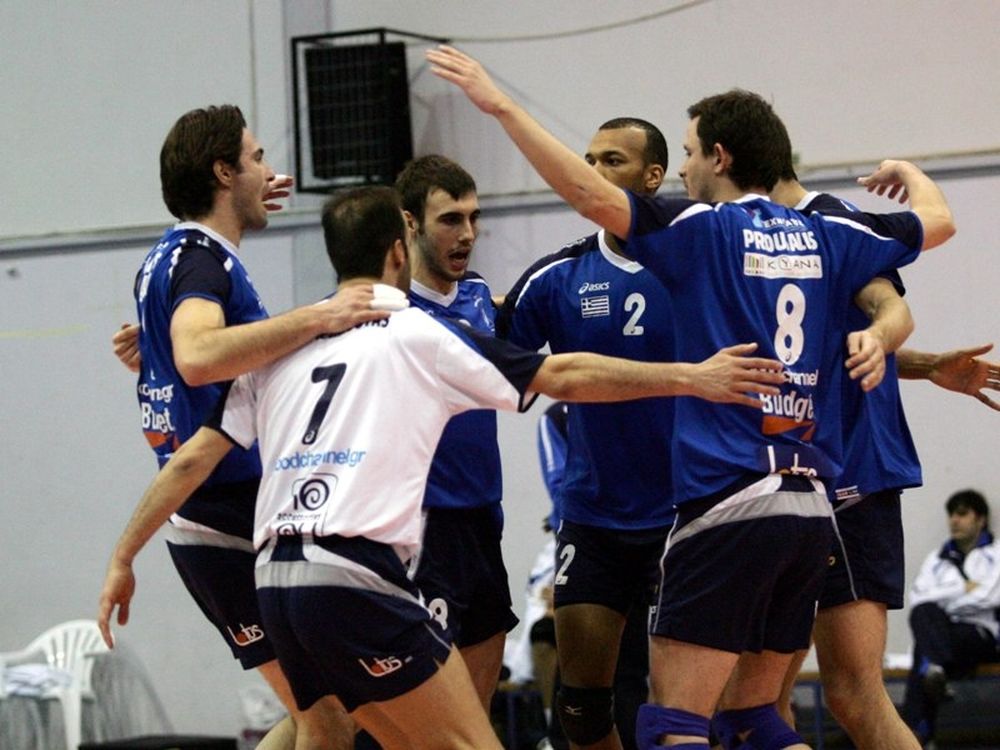 Εμμένει σε ενδεχόμενη αποχώρηση