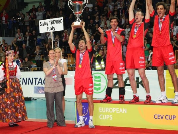 Συγχαίρει, πριν φύγει, ο Μπενετόν