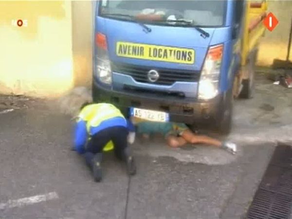 Κάτω από φορτηγό (video)!