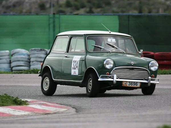 Ιστορικά αυτοκίνητα στην πίστα