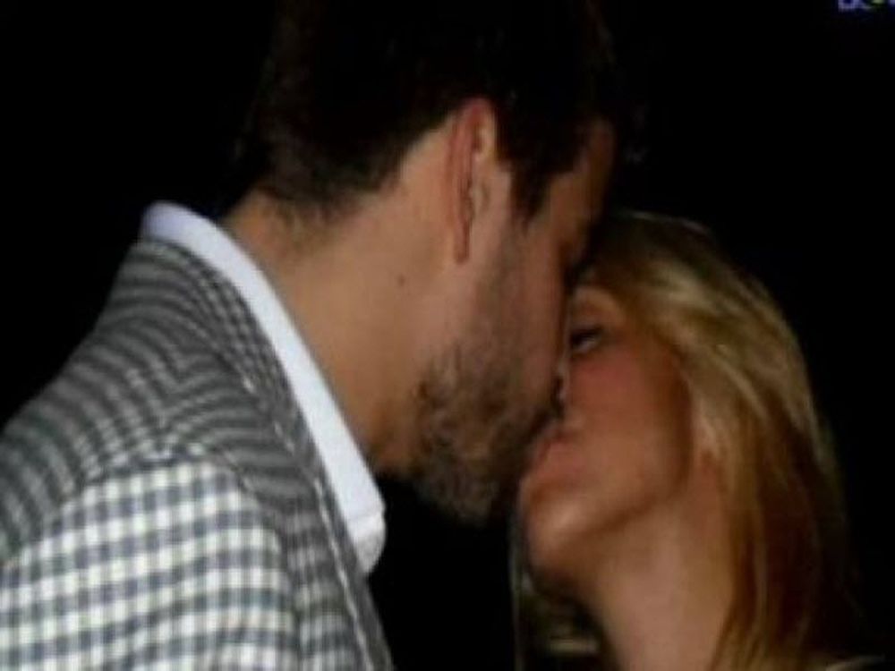 Pique-Shakira: Το «καυτό» φιλί