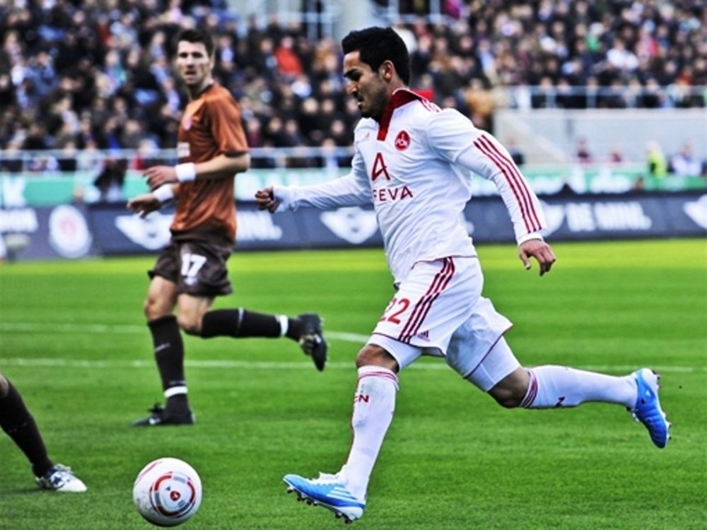 Κοιτάζει Γκουεντογκάν 