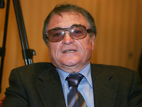 Πληρώνει τον Κατσικάδαμο