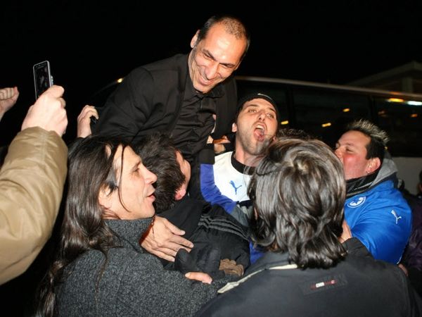 Επιτέλους, αγκαλιάστε τον! 