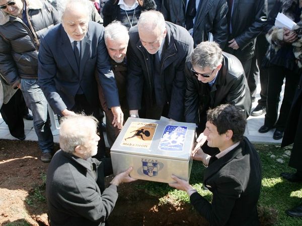 Η «ταφή» της χρονοκάψουλας (ph.)