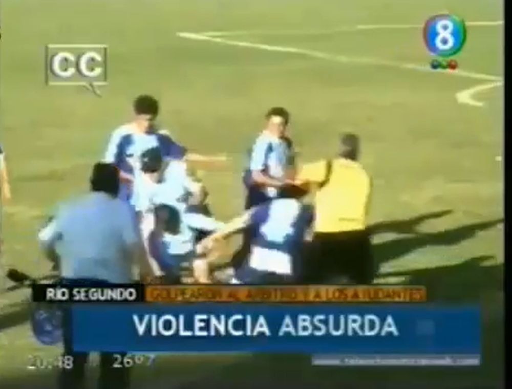 Άγριο ξύλο σε διαιτητή! (video)