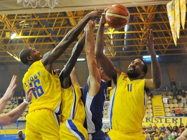 Κίνδυνος έξωσης για δύο