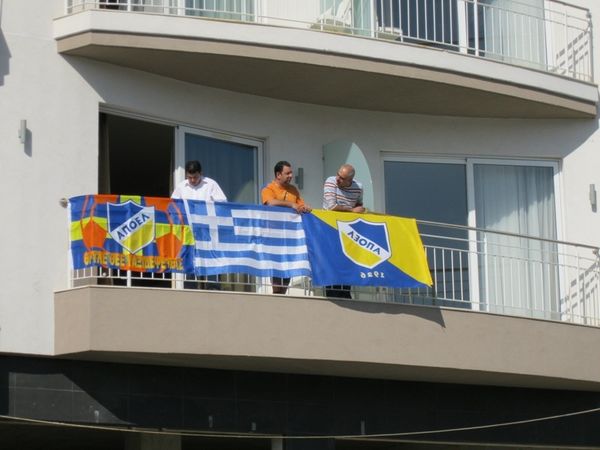 Με εμφανίσεις και σημαίες… 