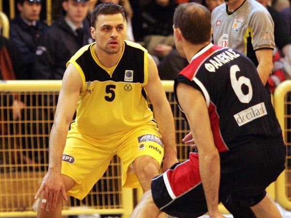 Φεύγει ο Καρύδας