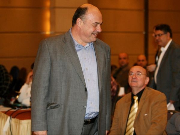 Ανοίγει τα χαρτιά του