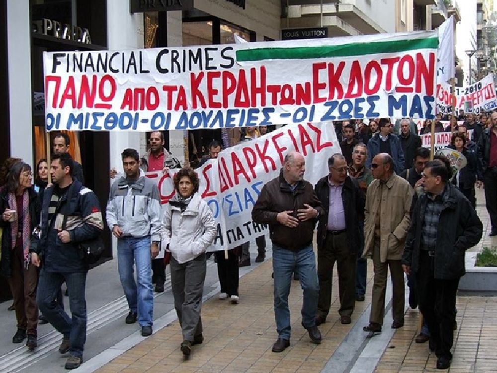Πειθαρχεί, αλλά αντιδράει...